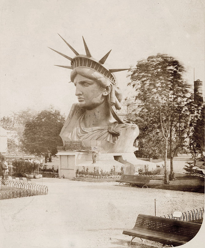 Alberto Fernique / Niujorko viešosios bibliotekos / Wikimedia Commons / Public Domain nuotr./Laisvės statulos galva, demonstruojama viešai