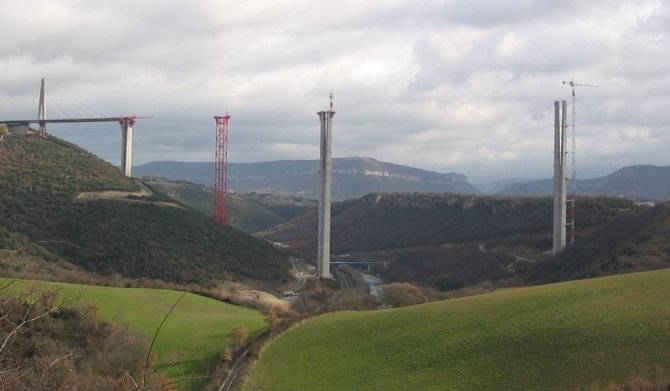 Wikimedia Commons nuotr./Millau viaduko statyba