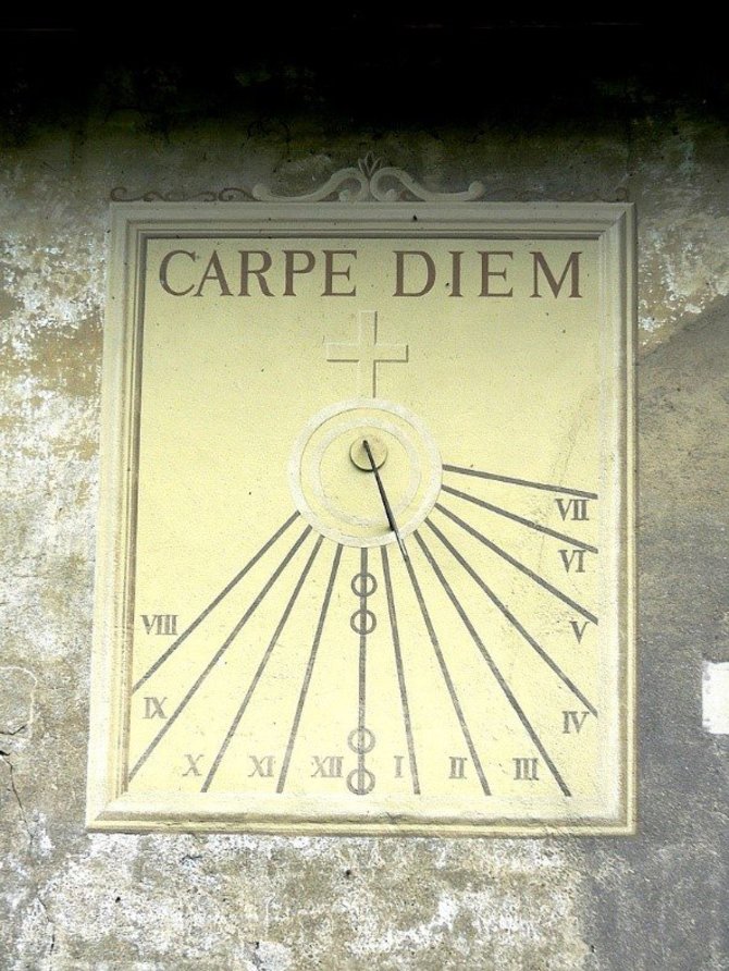 Wikimedia Commons nuotr. / CC BY-SA 2.0/Saulės laikrodis su užrašu „Carpe Diem“ viršuje