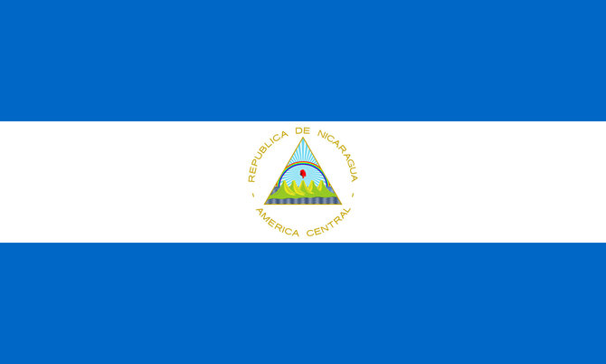 Nikaragvos vėliava. Jos viduryje yra Nikaragvos herbas su vaivorykšte