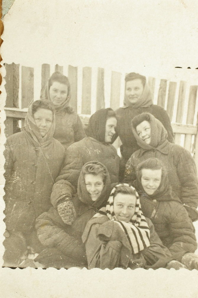 LGGRTC Atminimo programų skyriaus nuotr./Rešotų lagerio punktas: šiltnamių darbuotojos. 1955 m. (Krasnojarsko kraštas, Kraslagas). 