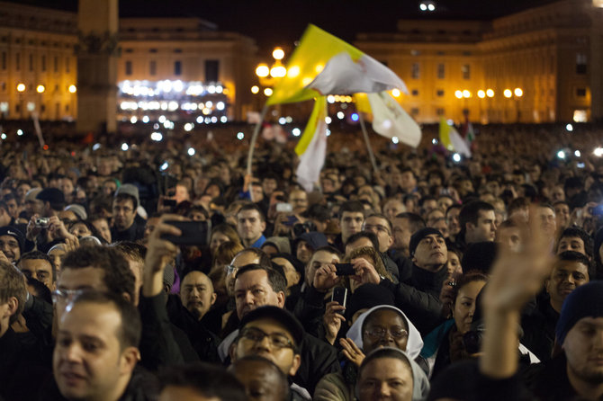 Vida Press nuotr./Minia Šv. Petro aikštėje laukia konklavos rezultatų ir naujo popiežiaus