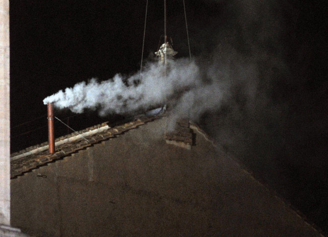 Vida Press nuotr./Kylantys balti dūmai rodo, kad popiežius išrinktas