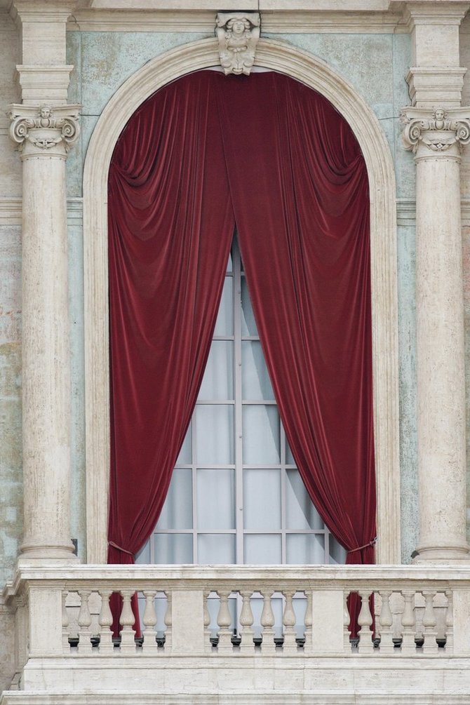 Vida Press nuotr./Balkonas, kuriame miniai pasirodo naujas popiežius