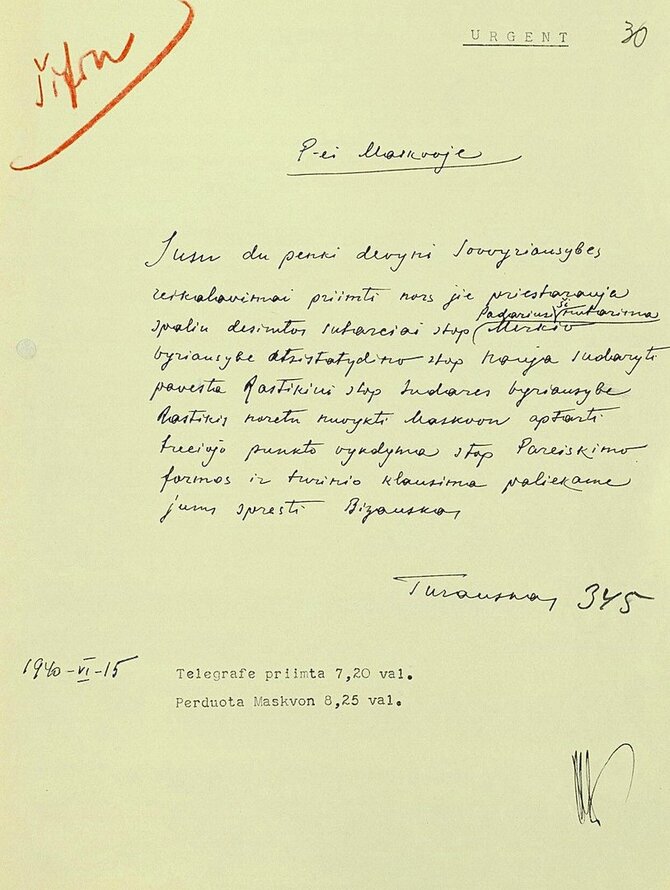 LCVA/ Lietuvos Vyriausybės telegramos, pranešančios pasiuntinybei Maskvoje apie priimtą sovietų ultimatumą, tekstas, pasirašytas K. Bizausko. 1940 06 15. 