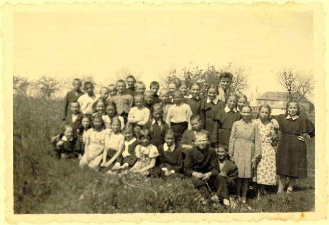 Panevėžio pradinės mokyklos Nr. 1 mokytojas Motiejus Lukšys su VI-ojo skyriaus moksleiviais. Panevėžys, 1940 m. birželio 15 d. 