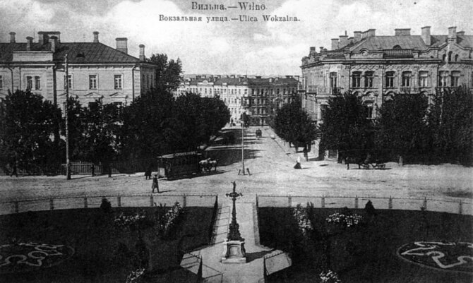  1936 metų atvirukas/Vilnius, Stoties gatvė. Kampiniame pastate dešinėje nacių okpupacijos metais buvo Vermachto paskirstymo punktas. Šiame name gyveno ir dirbo viršininkas feldfebelis Antonas Šmidas. A. Šmido bute per karą slapstėsi Anita ir Hermanas Adleriai. Pastatas neišliko.