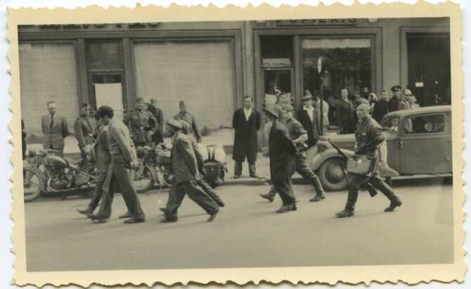 Okupacijų ir laisvės kovų muziejaus nuotr./Kauno Laisvės alėja vokiečių kareiviai veda žydus. Lietuva, 1941 m. vasara.