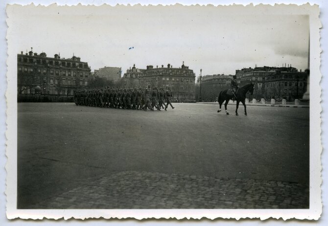 Okupacijų ir laisvės kovų muziejaus nuotr./Vokietijos kariuomenės kareivių rikiuotė žengia Eliziejaus laukų alėja. Paryžius, 1940–1944 m.