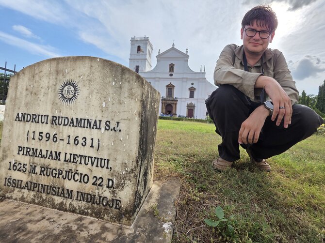 Aistės ir Augustino Žemaičių nuotr. /Augustinas Žemaitis prie paminklo Andriui Rudaminai