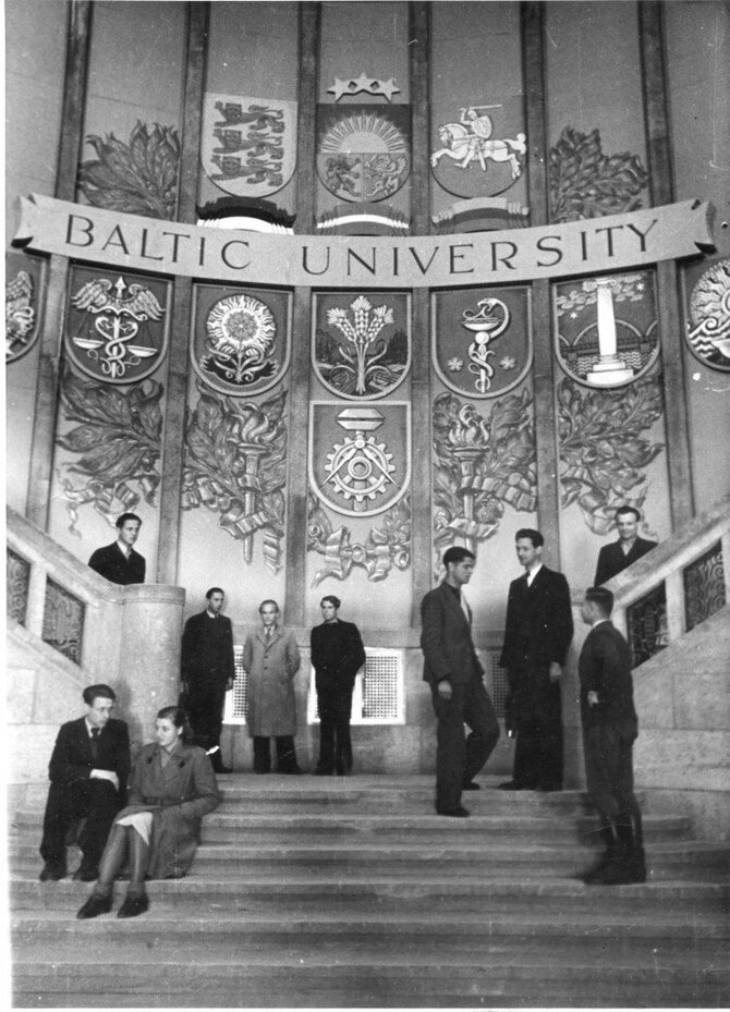 Latvijos okupacijos muziejaus rinkinio fotografija/Pabaltijo universiteto rūmų Hamburge laiptinė, papuošta trijų Baltijos šalių ir universiteto fakultetų herbais, 1946 m.