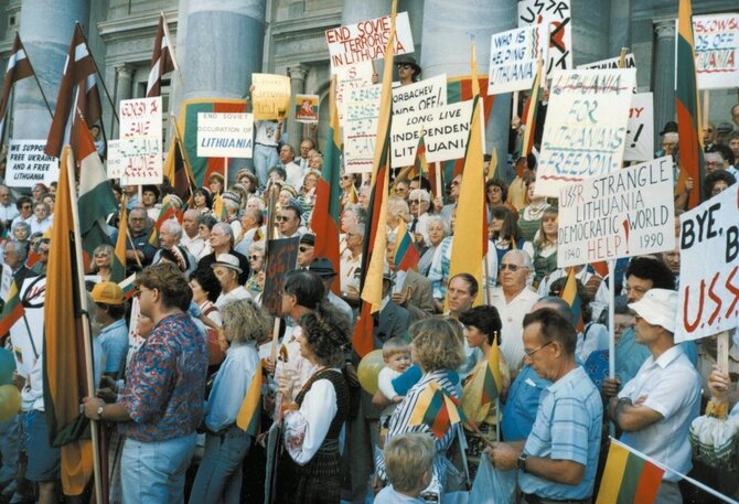 Australijos lietuvių archyvo nuotrauka/Demonstracija už Baltijos valstybių laisvę Australijoje, šalia Adelaidės parlamento rūmų, 1989 m. Kairėje – plakatas su užrašu anglų kalba: “Mes palaikome laisvą Ukrainą ir laisvą Lietuvą”. 