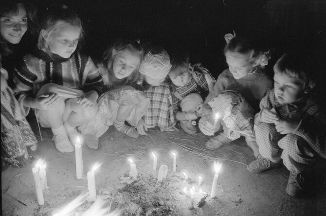 Rugpjūčio 23-ioji buvo minima ir 1991 m., kai Sąjūdis, Estijos ir Latvijos liaudies frontai suorganizavo akciją Liepsnojantis Baltijos kelias. Nuotraukoje – vaikai uždega simbolines žvakes prie Vilniaus TV bokšto, kur tais pačiais metais įvyko kruvinieji Sausio 13-osios įvykiai. LCVA fondų nuotrauka