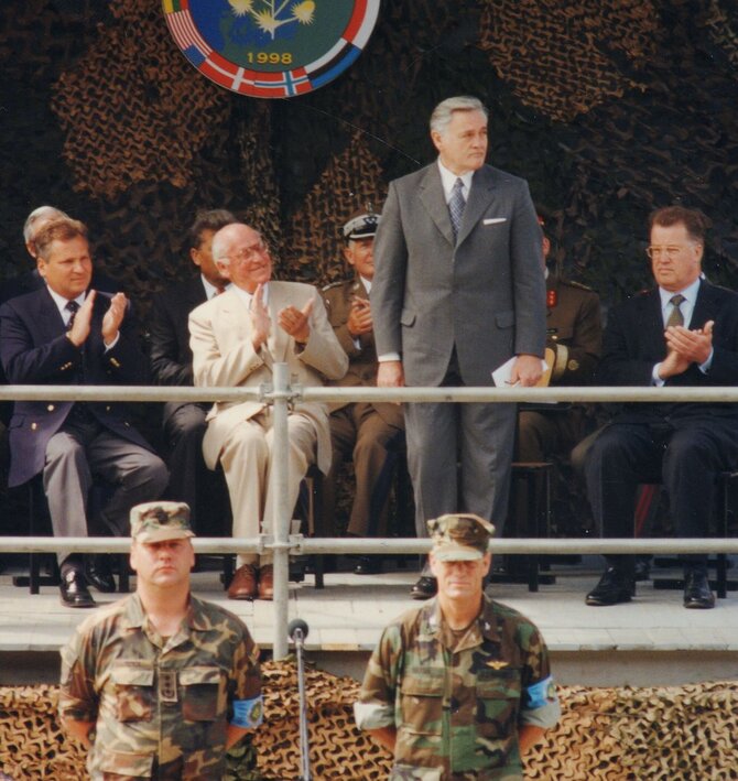 VDKM archyvo fondų fotografija./Lietuvos Respublikos prezidentas Valdas Adamkus karinių pratybų „Baltic Challenge 98”, vykusių 1998 metų liepos 7–17 dienomis, atidaryme.