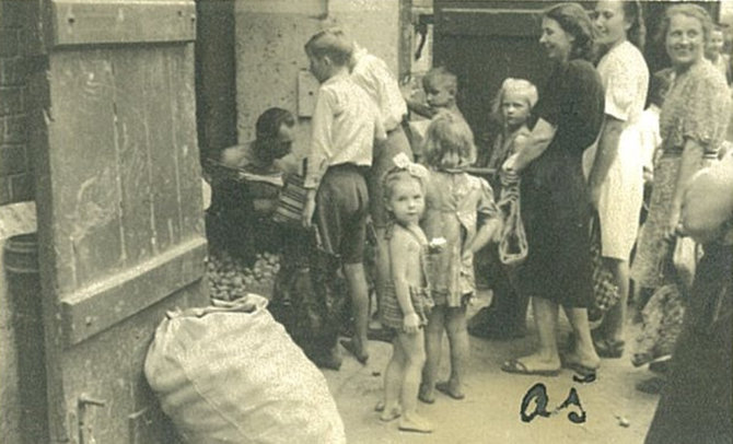 Leono Narbučio asmeninio archyvo nuotr./Pabėgėlių stovykloje Ingelštate.