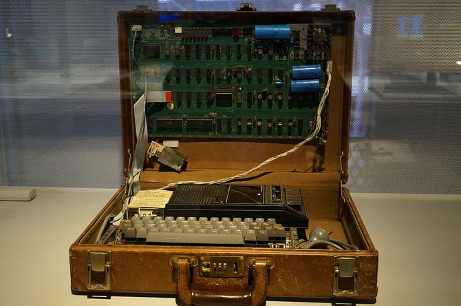 en.wikipedia.org/Pirmasis Apple kompiuteris, įdėtas į lagaminą