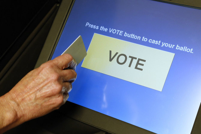„Reuters“/„Scanpix“ nuotr./Elektroninė balsavimo mašina JAV