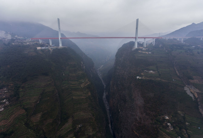 „Scanpix“/„SIPA“ nuotr./Aukščiausias pasaulyje tiltas, esantis Kinijoje