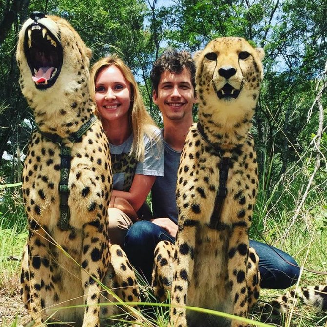 Asmeninio archyvo nuotr./Lietuvė su vyru prie gepardų