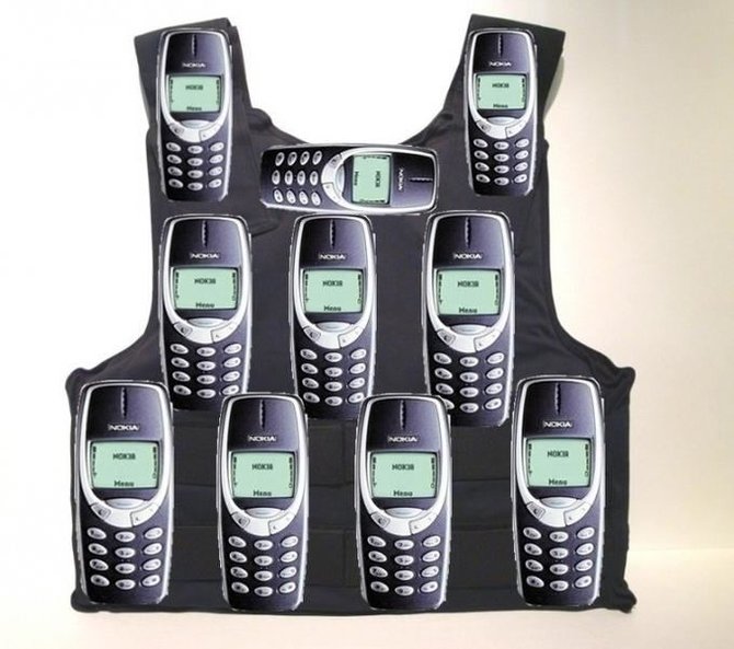 knowyourmeme.com /Pokštai apie Nokia 3310 tvirtumą ir bateriją