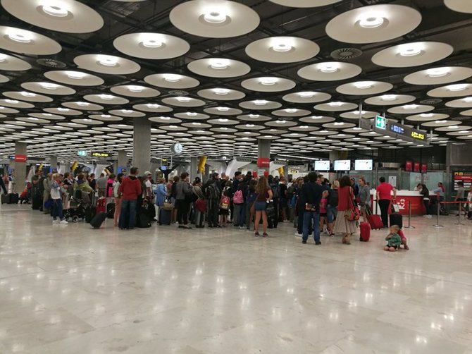 Lėktuvo keleivės nuotr./Besibūriuojantys žmonės Madrido oro uoste