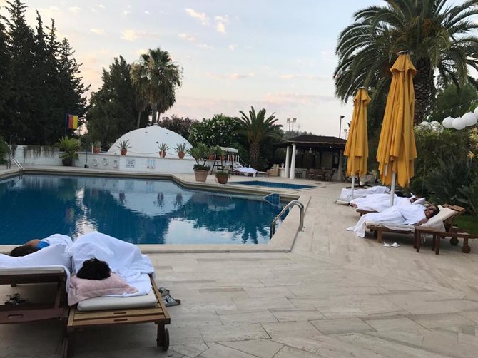 Viešbučio Turkijoje vadybininko nuotr./Viešbučio svečiai miega prie baseino