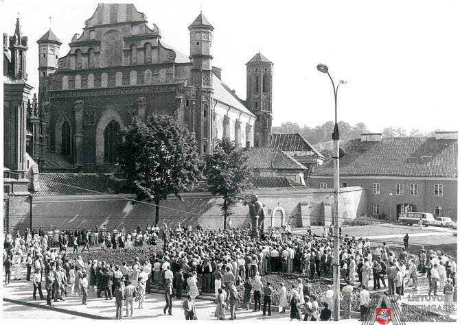 Lietuvos ypatingojo archyvo nuotr./Žmonės renkasi į mitingą prie A.Mickevičiaus paminklo