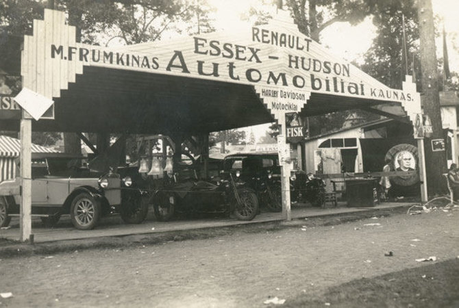 tb.lt nuotr. /Atuomobiliais prekiauvusio M. Frumkino stendas Lietuvos žemės ūkio ir pramonės parodoje.