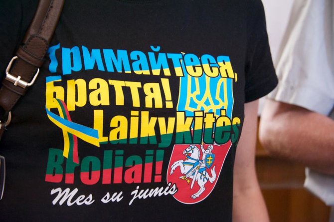 Lino Šapnagio nuotr./Ukrainą palaikantis užrašas ant marškinėlių