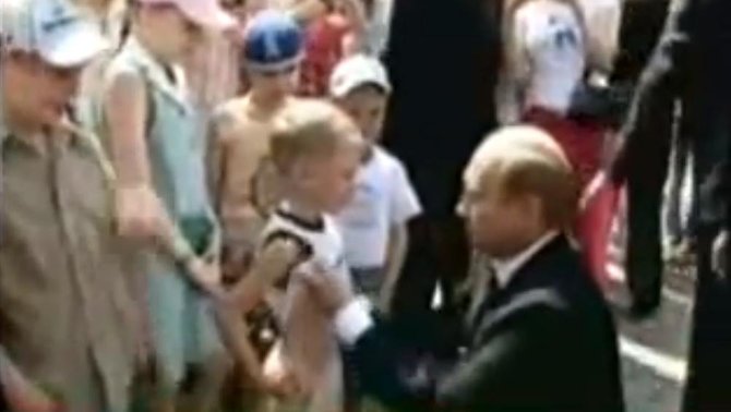 „YouTube“ kadas/Vladimiras Putinas bučiuoja berniuką