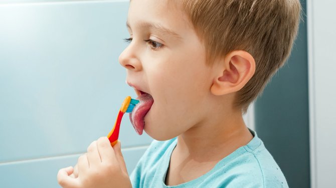123RF.com nuotr./Vaikas su dantų šepetėliu