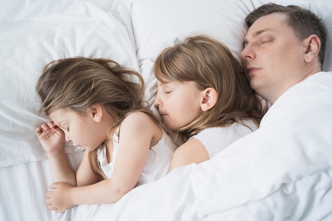 123RF.com nuotr./Tėtis miega su dukromis