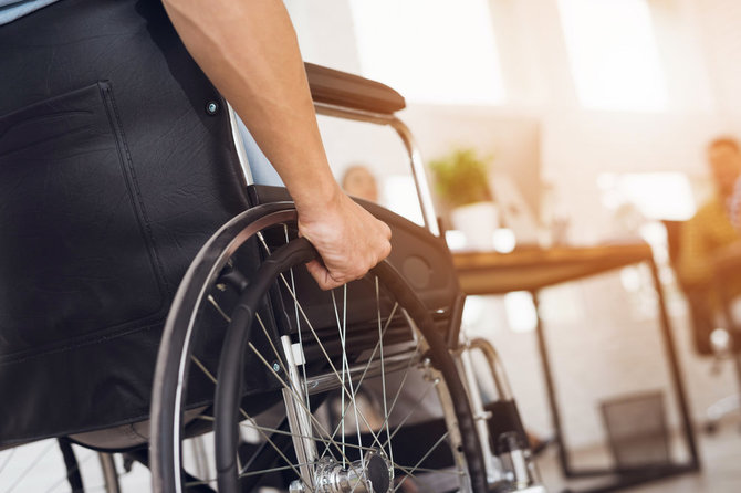 Shutterstock nuotr./Žmogus su judėjimo negalia