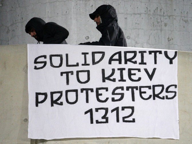 „Scanpix“ nuotr./Plakatas palaikantis protestuotojus Kijeve