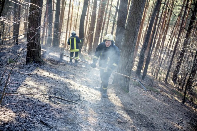 Vidmanto Balkūno/15min.lt nuotr./Ugniagesys gelbėtojas Mindaugas Valaitis