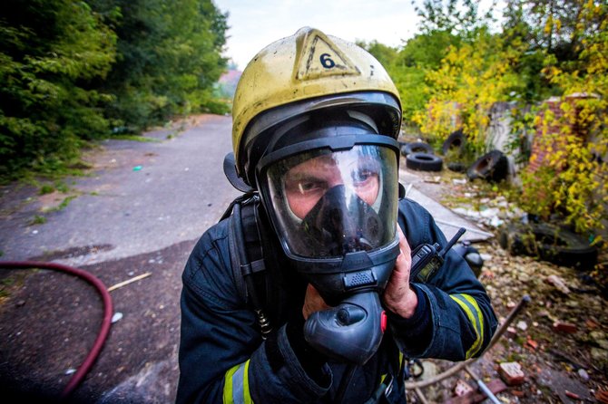 Vidmanto Balkūno/15min.lt nuotr./Ugniagesys gelbėtojas Mindaugas Valaitis