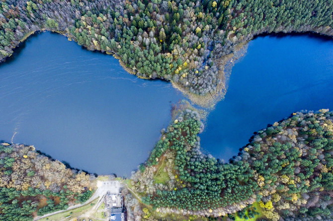 Irmanto Gelūno / BNS nuotr./Kaip ištįsėlis Gulbino ežeras atrodo iš viršaus?