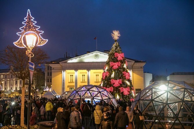 Vilniaus miesto sav. nuotr./Spalvinga Kalėdų mugė Rotušės aikštėje 2017 m.