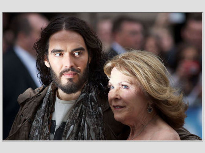 AFP/„Scanpix“ nuotr./Russellas Brandas su mama Barbara