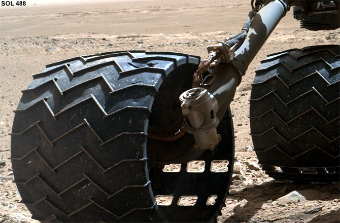 NASA nuotr./Marsaeigio „Curiosity“ ratai 454 dieną Marse