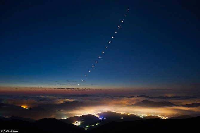 Chulo Kwono nuotr./2012 m. Chulas Kwonas nufotografavo Mėnulio ir Veneros okultaciją virš Hamkaeko kalno Pietų Korėjoje. Nufotografuoti tokį vaizdą jis siekė nuo 1989 m. Venera trumpam pasislepia už Mėnulio, o mažiau nei po valandos pasirodo kitame Mėnulio disko pakraštyje