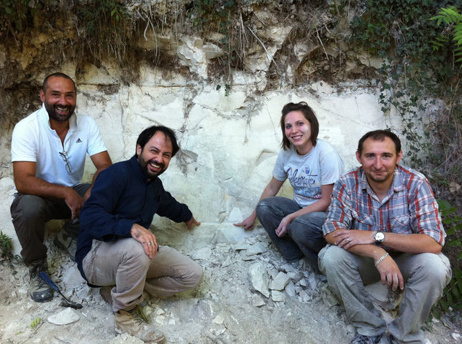Paulo Renne'o nuotr./Iš kairės: mokslininkai Biaggio Giaccio, Gianluca Sotillis, Courtney Sprain ir Sebastienas Nomade'as Apeninų pusiasalyje – toje vietoje, kur buvo rasti tyrimui naudoti vulkaniniai pelenai