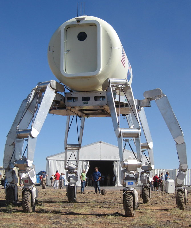 NASA nuotr./Keturių metrų ilgio robotas ATHLETE, prie kurio dirbo ir lietuvis