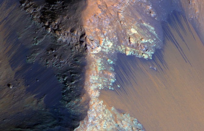 NASA nuotr./Pasikartojančios šlaitų linijos Marse