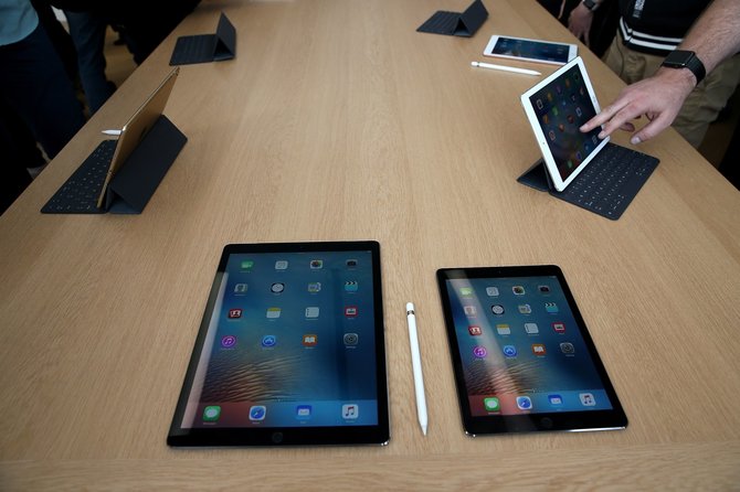 Scanpix/AFP/9,7 colio įstrižainės „iPad Pro“ palyginimas su senesne versija