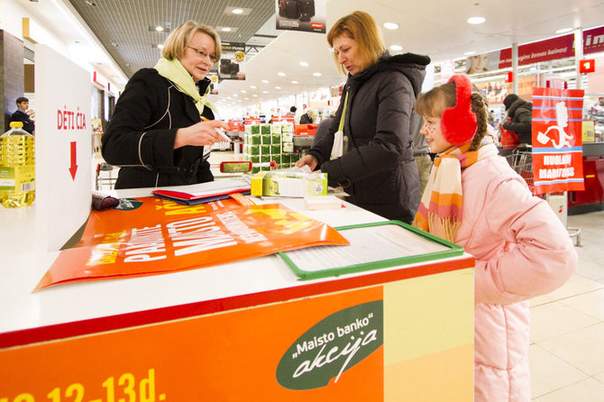 Mato Dauginio/15min.lt nuotr./Vilniečiai raginami aukoti maisto produktus skurstantiems