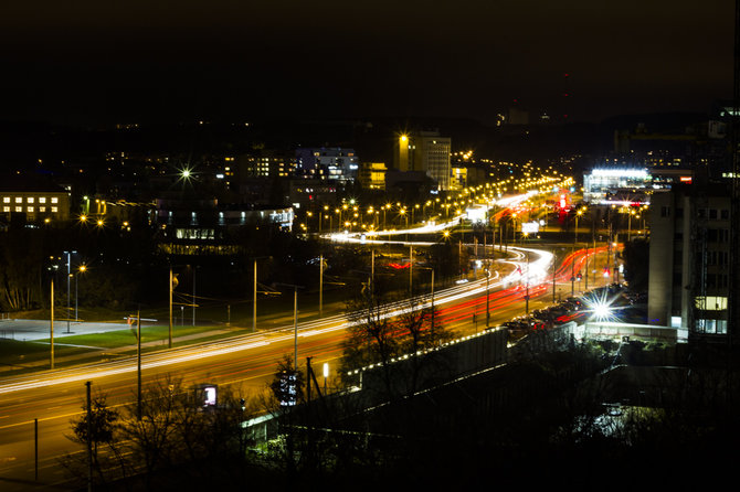Mato Dauginio/15min.lt nuotr./Vaizdas į Vilniaus gatves nuo daugiabučių stogų