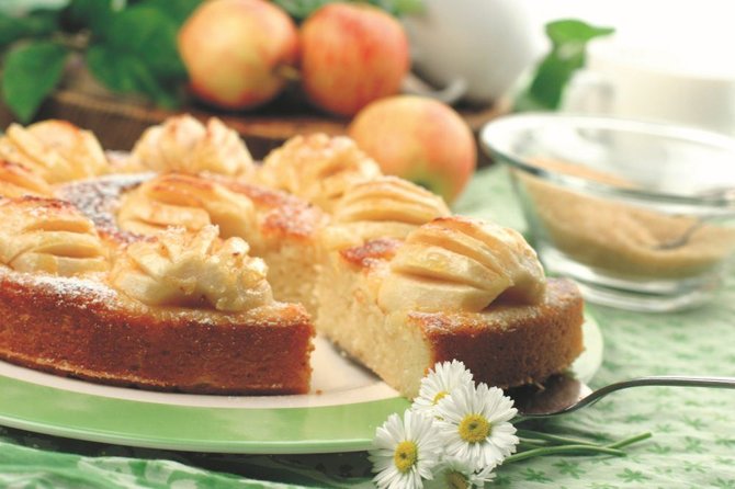 Mariaus Žičiaus nuotr./Varškės pyragas su obuoliais