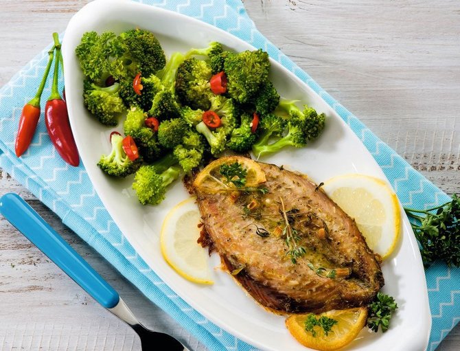 Shutterstock nuotr./Žuvis su brokoliais
