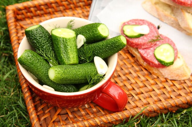 Shutterstock nuotr./Šviežiai raugti agurkai